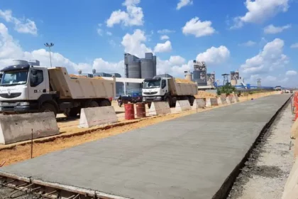 FG dumps asphalt for concrete roads