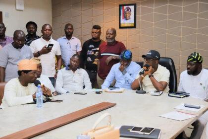 Speaking with the property owners and residents at Alausa, Ikeja, the State Commissioner for the Environment and Water Resources, Mr Tokunbo Wahab, in company of the Special Adviser on Environment, Kunle Rotimi-Akodu, said, “The State is committed to re-establishing the drainage setbacks, which have now been totally blocked by some residents or converted to access roads.