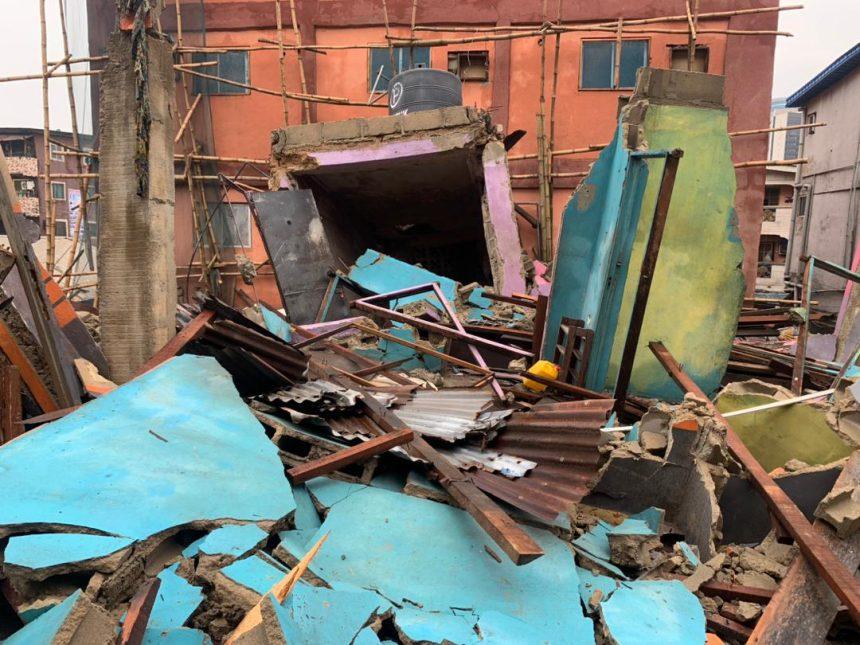 Amidst a heavy downpour on Thursday, a three-storey building located at Ita Faaji Market in the Lagos Island Local Government Area of Lagos State collapsed,