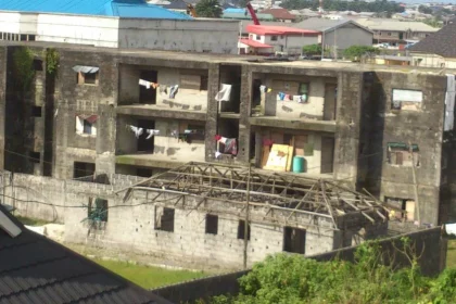 Residents of Tokunbo Kelani community in Igando, Lagos State, have expressed deep concerns over an abandoned building