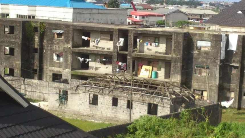 Residents of Tokunbo Kelani community in Igando, Lagos State, have expressed deep concerns over an abandoned building
