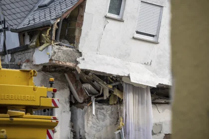 At least one person has died and several others have been injured following the collapse of a hotel in the popular wine village of Kröv in western Germany overnight