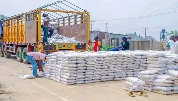 A cross-section of civil servants in Abuja has expressed concerns over the sudden suspension of the Federal Government’s subsidized rice sales,