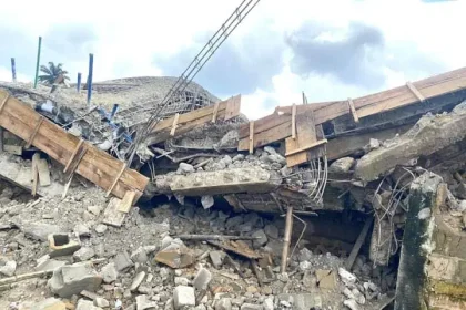 No fewer than 10 persons died when a building collapsed at Jegede Olorunsogo, in Ona Ara Local Government Area of Oyo State.