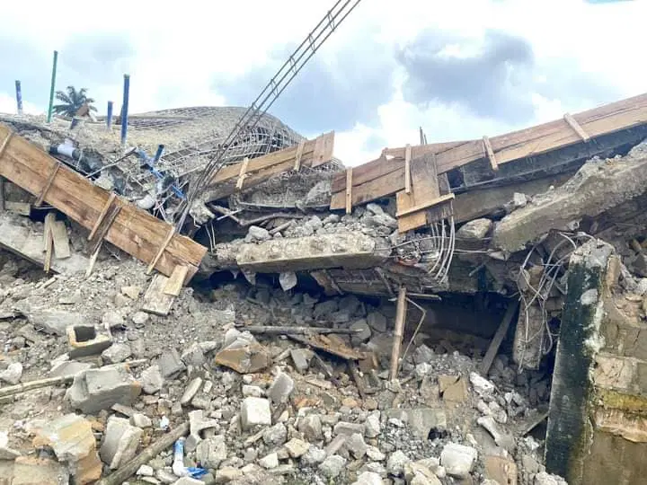 No fewer than 10 persons died when a building collapsed at Jegede Olorunsogo, in Ona Ara Local Government Area of Oyo State.