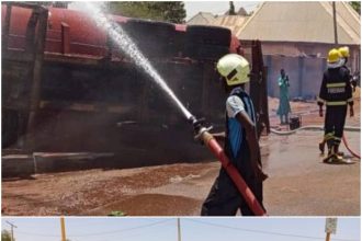 A major disaster was averted in Sokoto when a fuel tanker carrying 45,000 liters of PMS overturned dangerously.